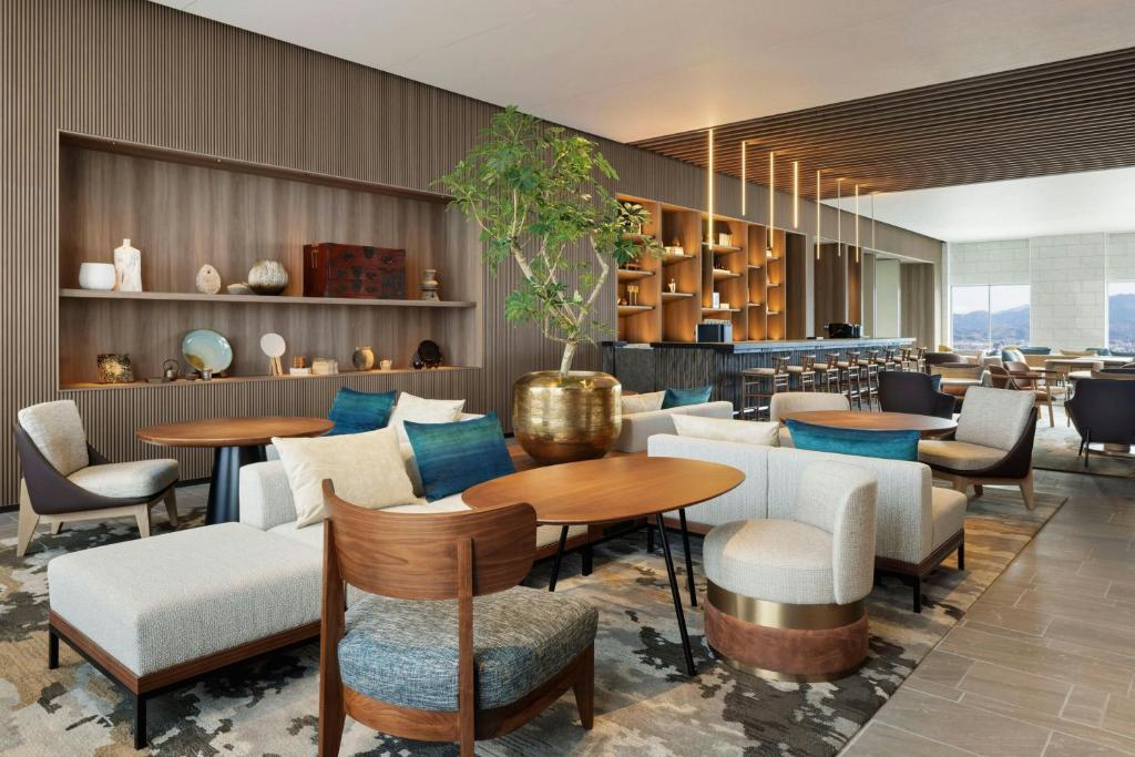 Posezení v ubytování Courtyard by Marriott Fukui