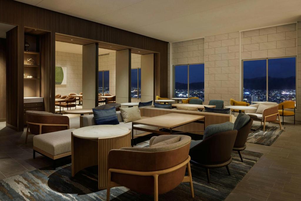 Posezení v ubytování Courtyard by Marriott Fukui