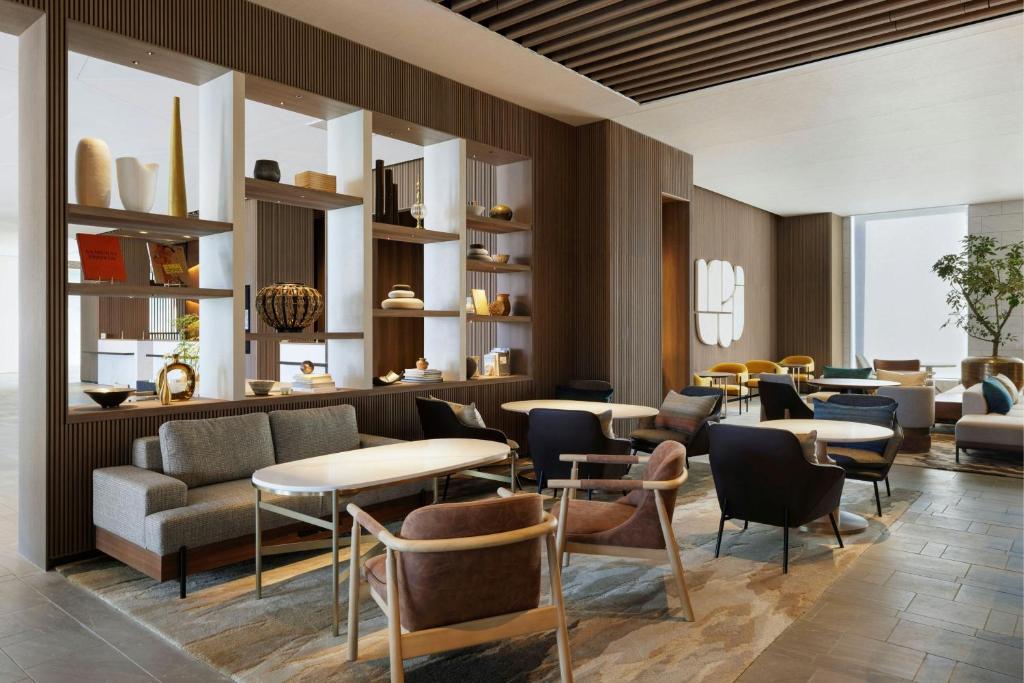 Posezení v ubytování Courtyard by Marriott Fukui