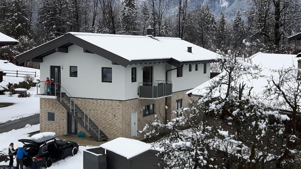 Haus Alpin Lofer في لوفر: منزل مغطى بالثلج
