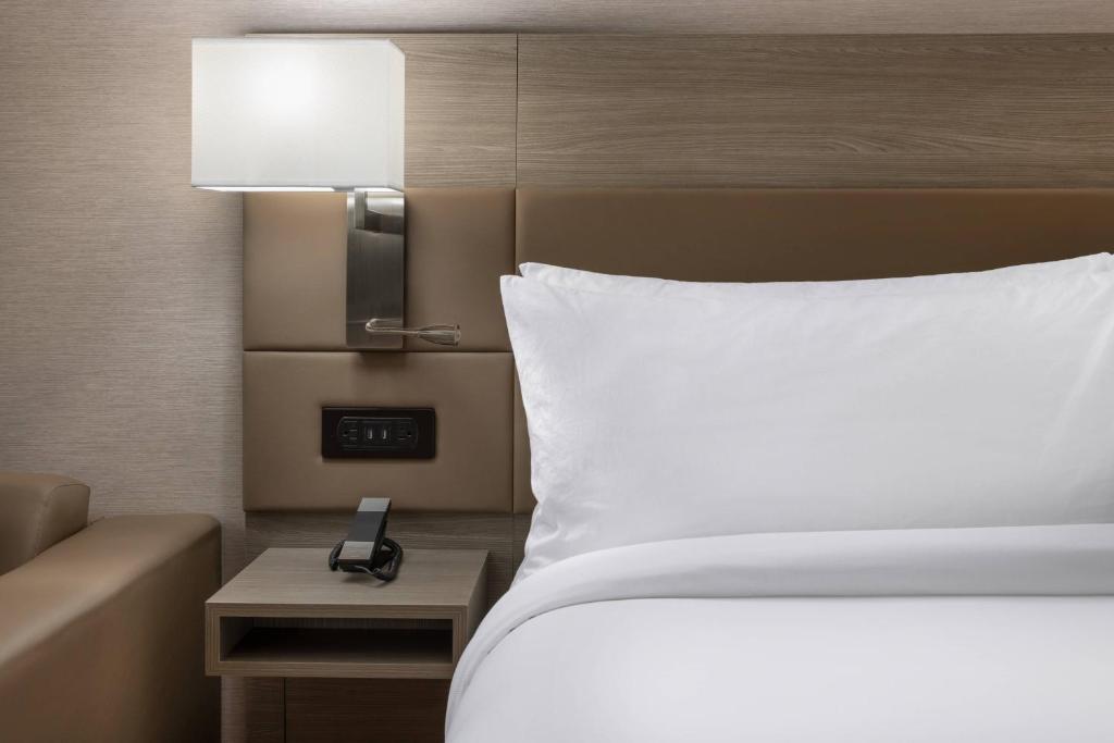 AC Hotel by Marriott Atlanta Midtown - King Room With Sofa Bed