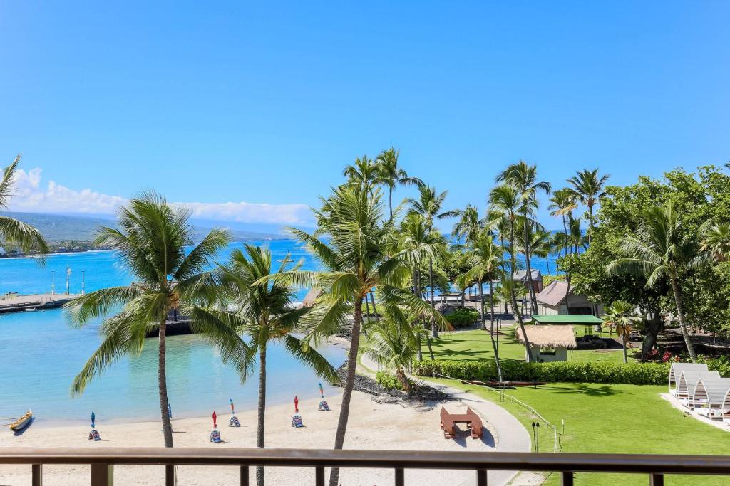 Courtyard by Marriott King Kamehameha's Kona Beach Hotel photo