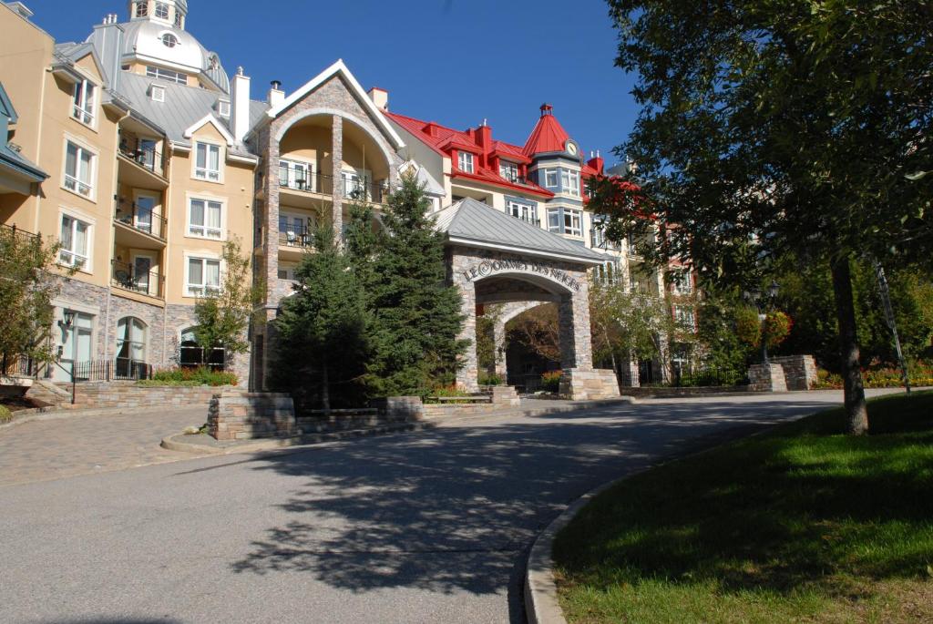 a street in front of a large building at Sommet Des Neiges in Mont-Tremblant
