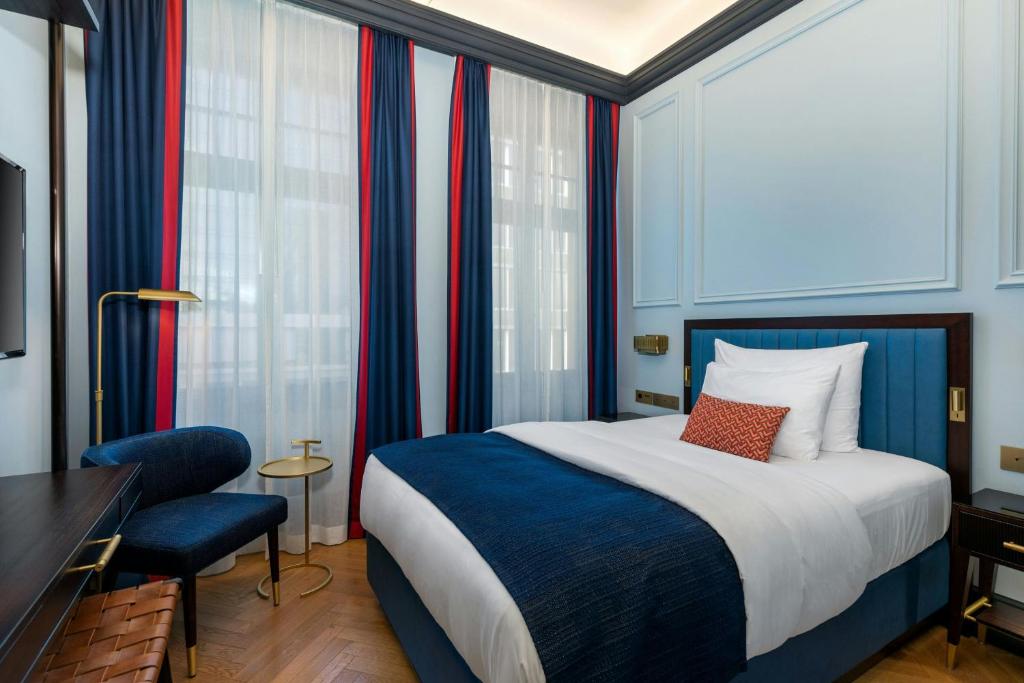 Cama ou camas em um quarto em LUME Boutique Hotel, Autograph Collection