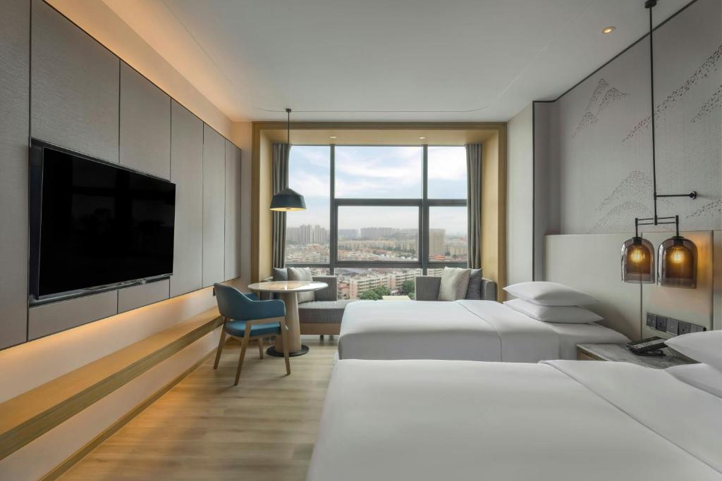 Postel nebo postele na pokoji v ubytování Courtyard by Marriott Foshan Gaoming