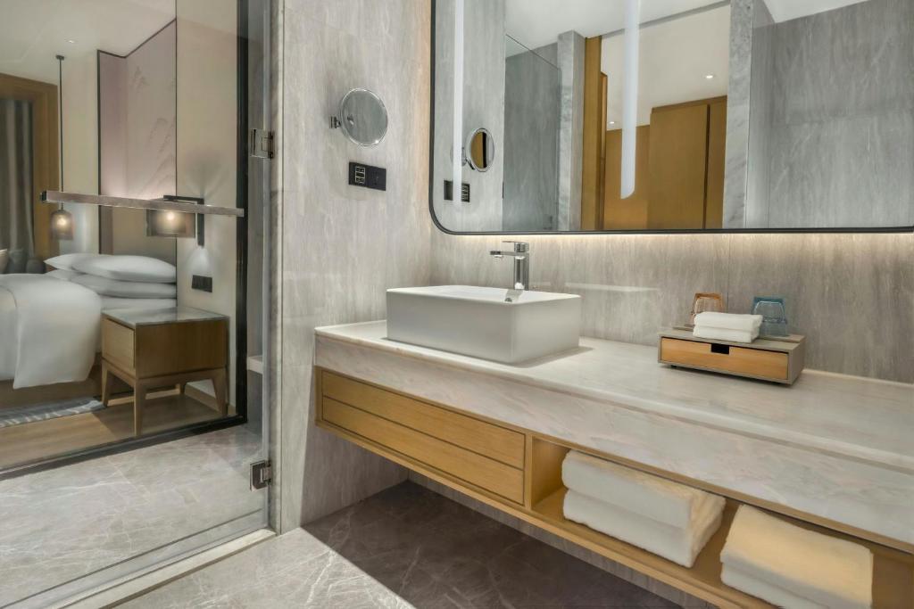 Koupelna v ubytování Courtyard by Marriott Foshan Gaoming