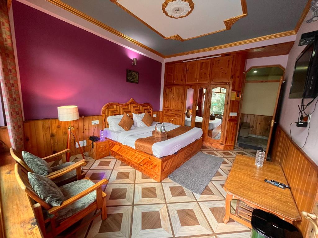 TV a/nebo společenská místnost v ubytování The RAMA Lodge, Manali - 1,2,3,4 Bedrooms independent Luxury Cottages available With Mountain View