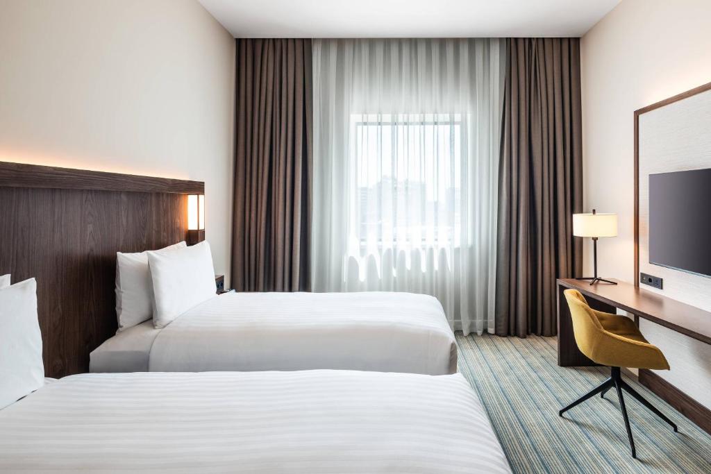 Postel nebo postele na pokoji v ubytování Courtyard by Marriott Baku