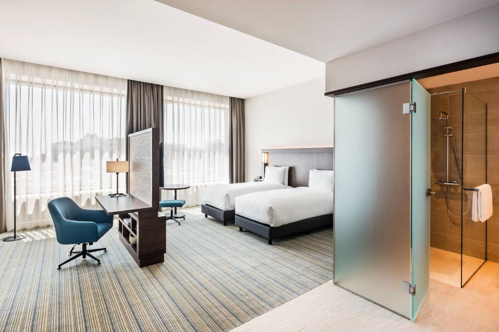 Postel nebo postele na pokoji v ubytování Courtyard by Marriott Baku