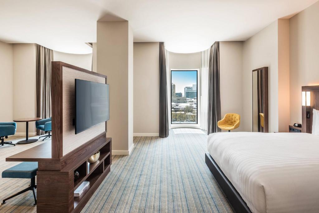 TV a/nebo společenská místnost v ubytování Courtyard by Marriott Baku