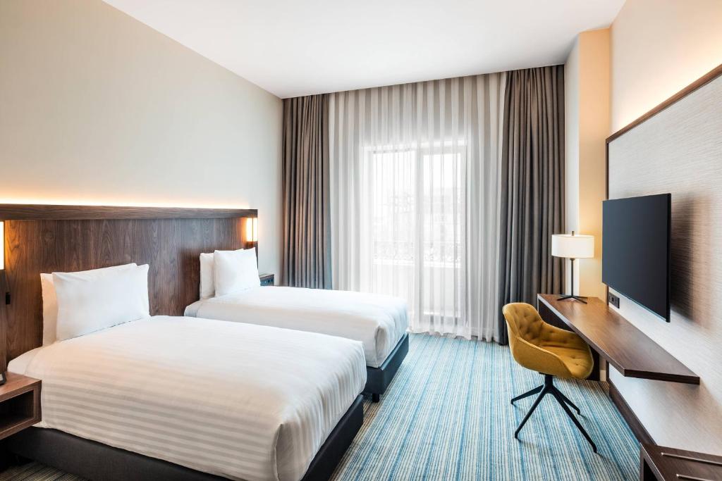 Postel nebo postele na pokoji v ubytování Courtyard by Marriott Baku