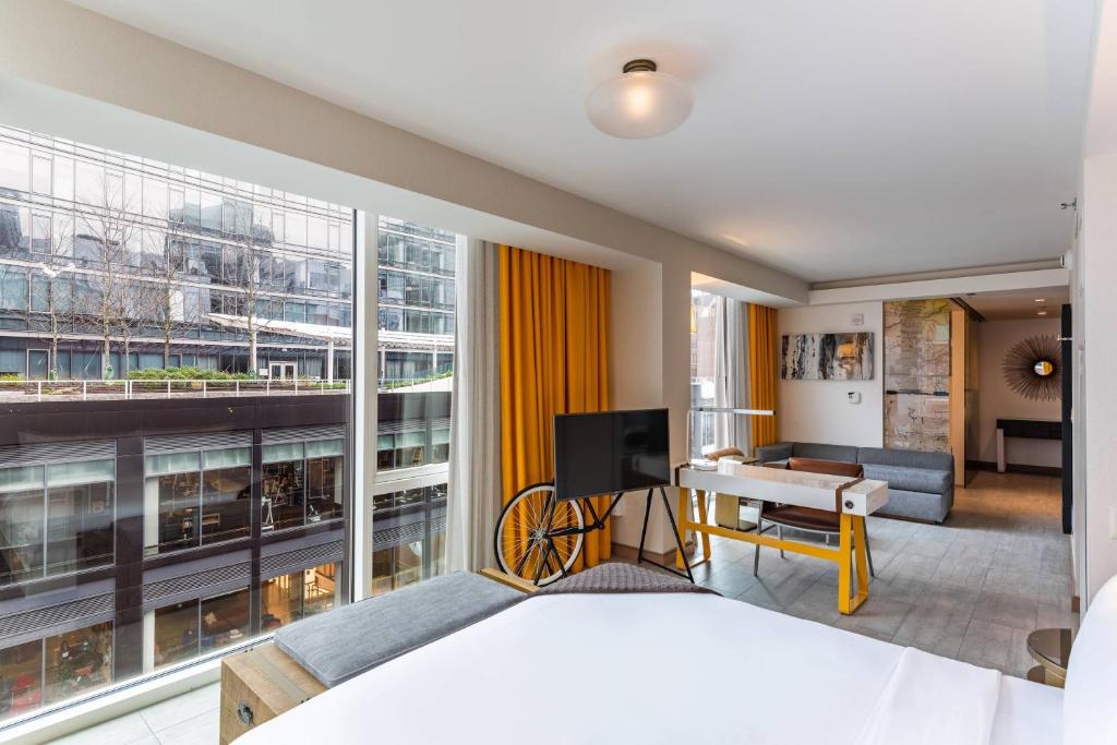 The Envoy Hotel, Autograph Collection - 