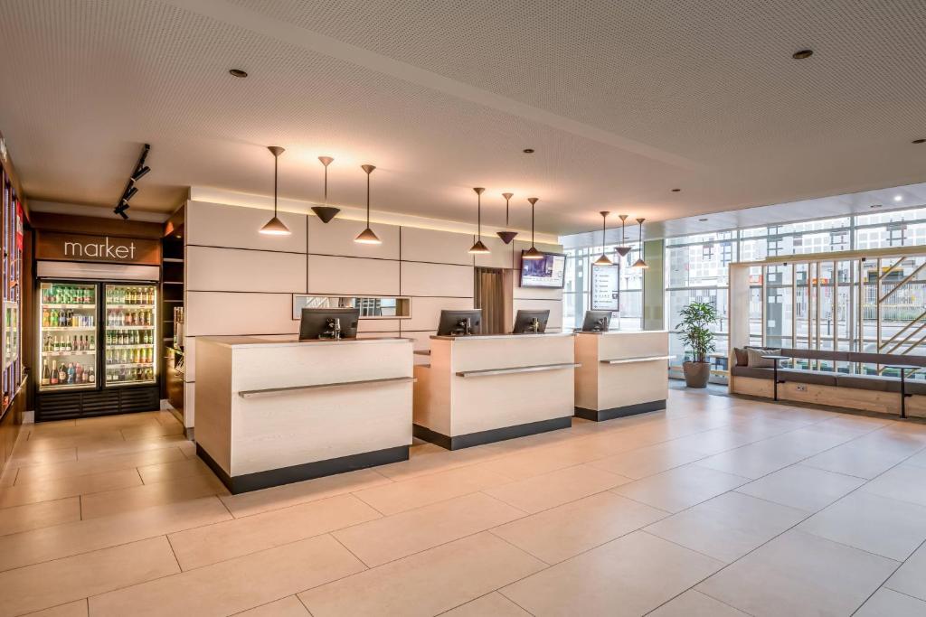 A área de receção ou átrio de Courtyard by Marriott Linz