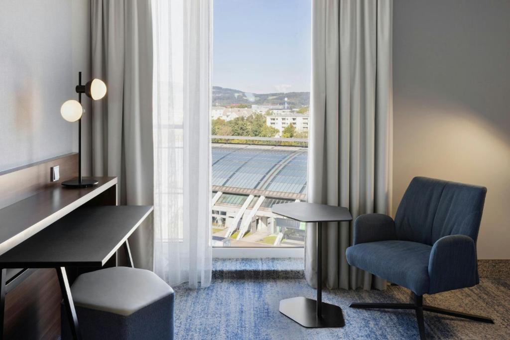 Uma área de estar em Courtyard by Marriott Linz