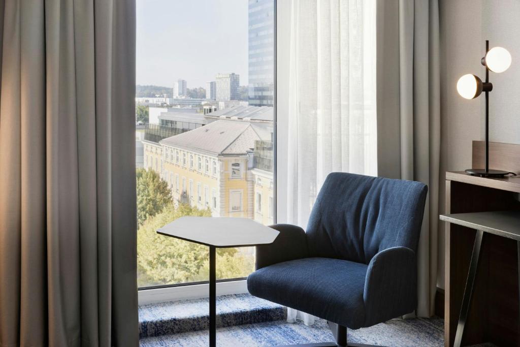 Uma área de estar em Courtyard by Marriott Linz