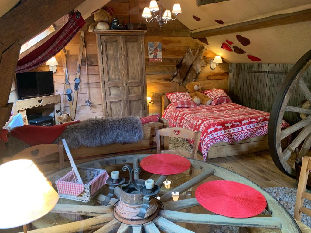 Postel nebo postele na pokoji v ubytování Gîte "Le Refuge" Dans un Domaine de 7ha Au Calme