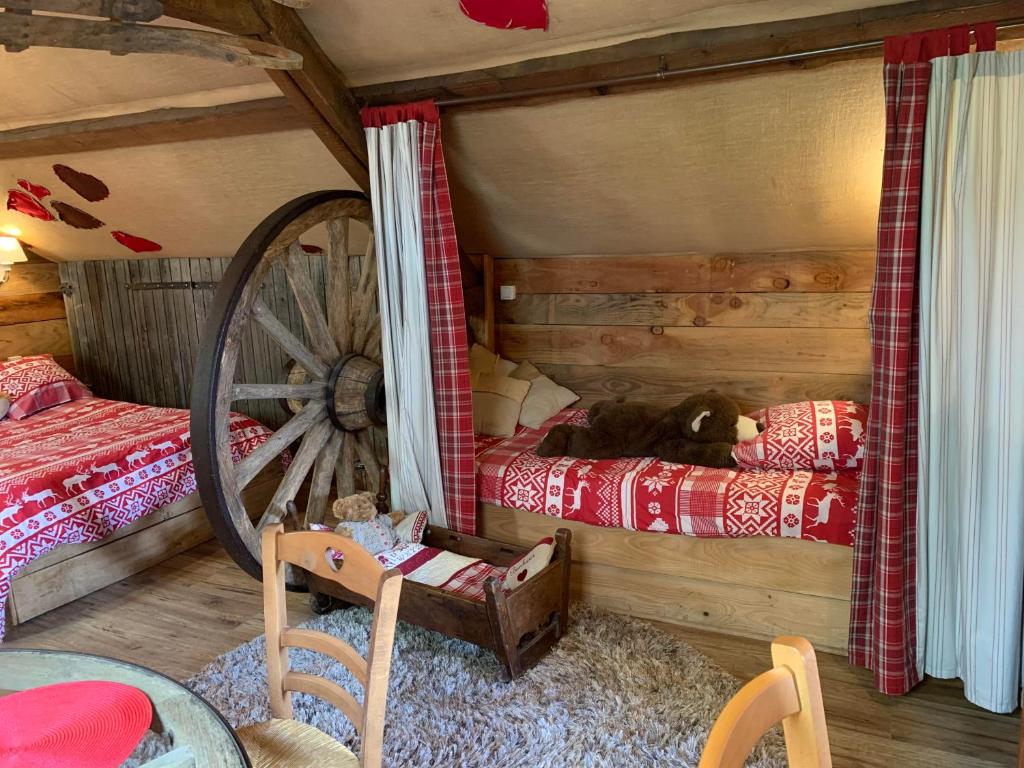 Postel nebo postele na pokoji v ubytování Gîte "Le Refuge" Dans un Domaine de 7ha Au Calme