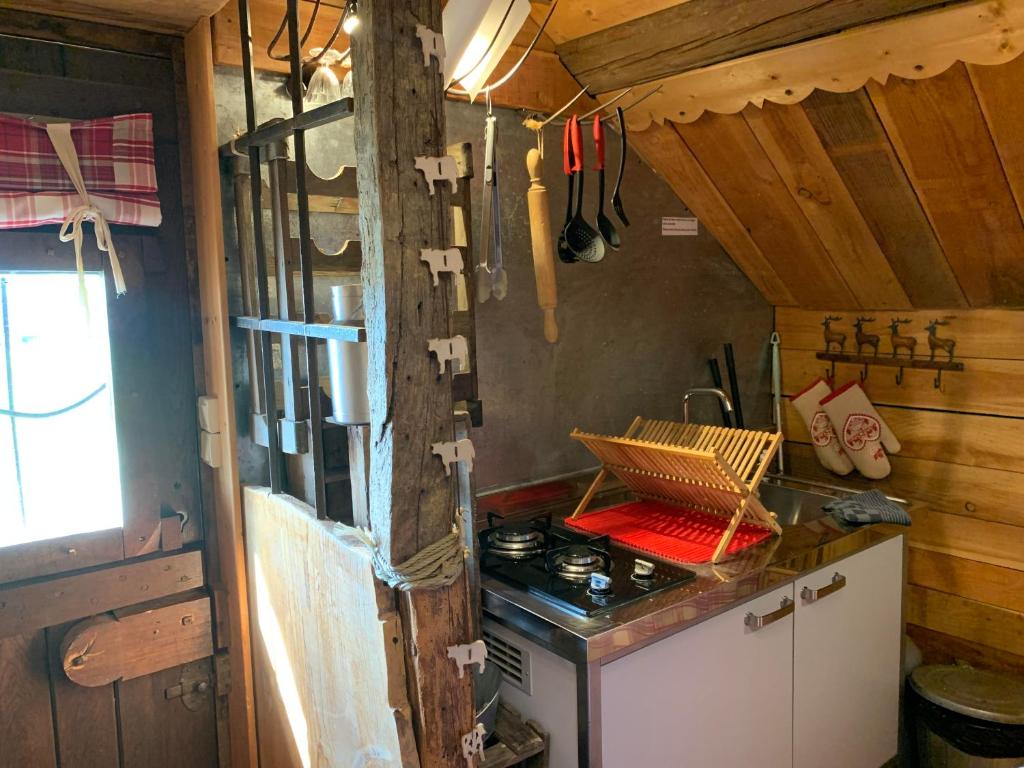 Kuchyň nebo kuchyňský kout v ubytování Gîte "Le Refuge" Dans un Domaine de 7ha Au Calme