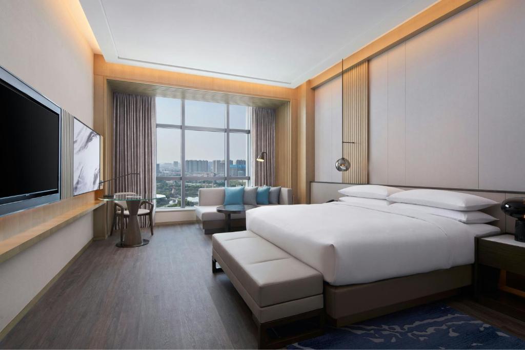 Postel nebo postele na pokoji v ubytování Courtyard by Marriott Foshan
