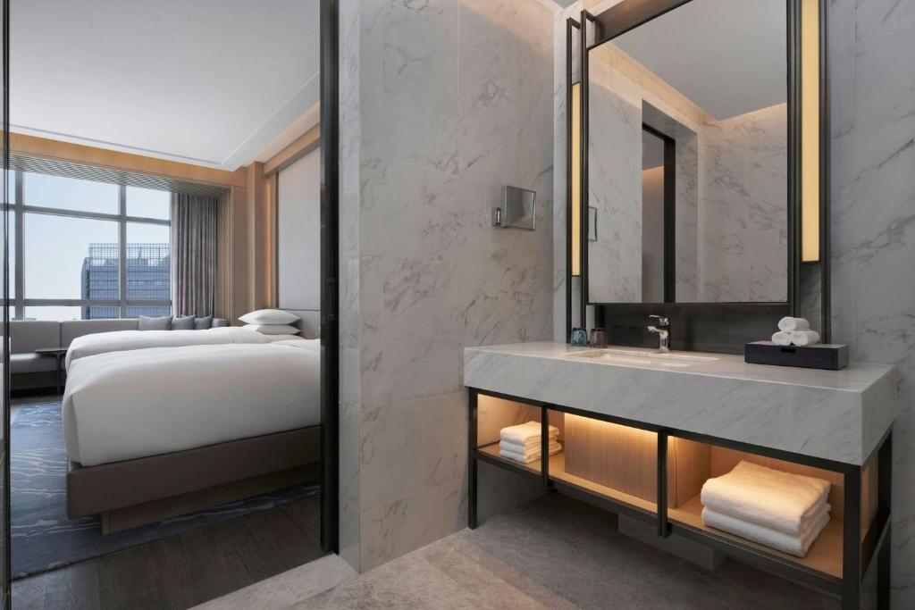 Postel nebo postele na pokoji v ubytování Courtyard by Marriott Foshan