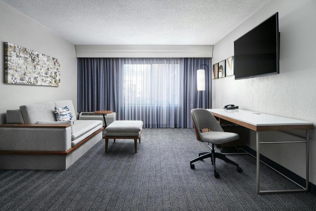 Courtyard Baton Rouge South - Suite King De Un Dormitorio Con Sofá Cama
