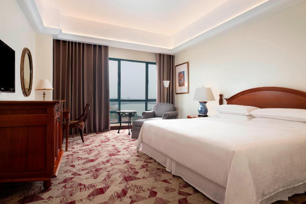 Postel nebo postele na pokoji v ubytování Sheraton Hanoi Hotel