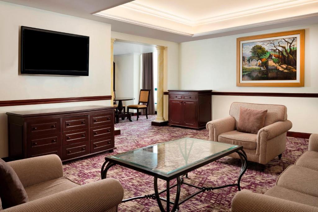 TV a/nebo společenská místnost v ubytování Sheraton Hanoi Hotel