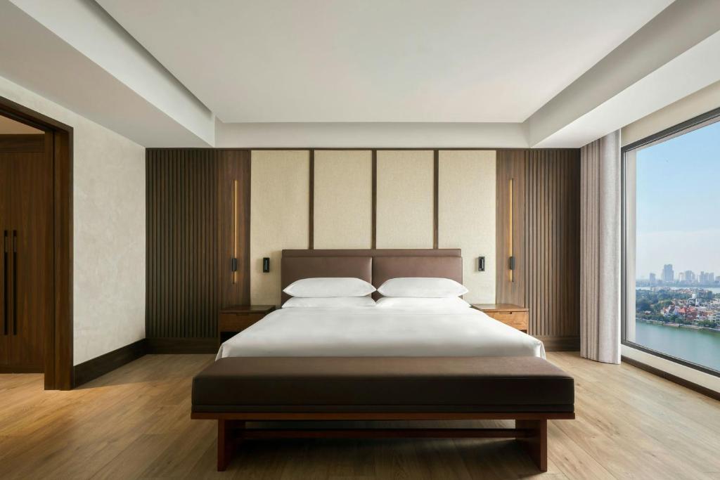 Postel nebo postele na pokoji v ubytování Sheraton Hanoi Hotel