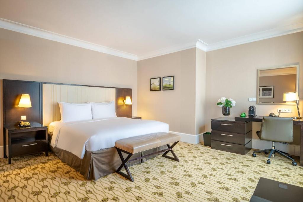 
Executive King Suite, Club Lounge Access
