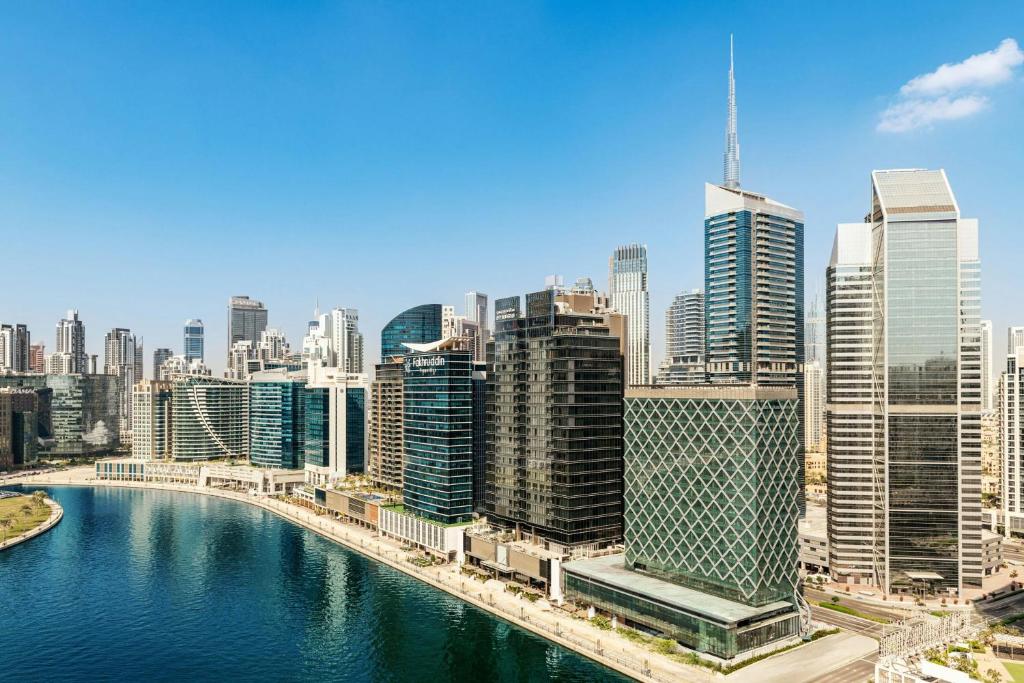 Nespecifikovaný výhled na destinaci Dubaj nebo výhled na město při pohledu z hotelu