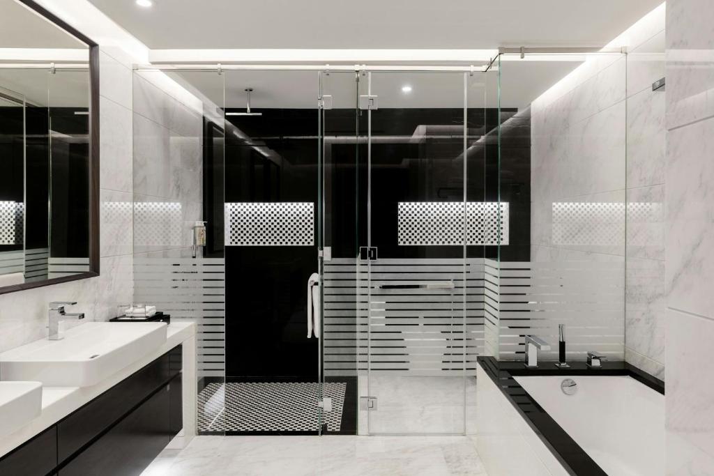 Koupelna v ubytování Renaissance Business Bay Hotel, Dubai