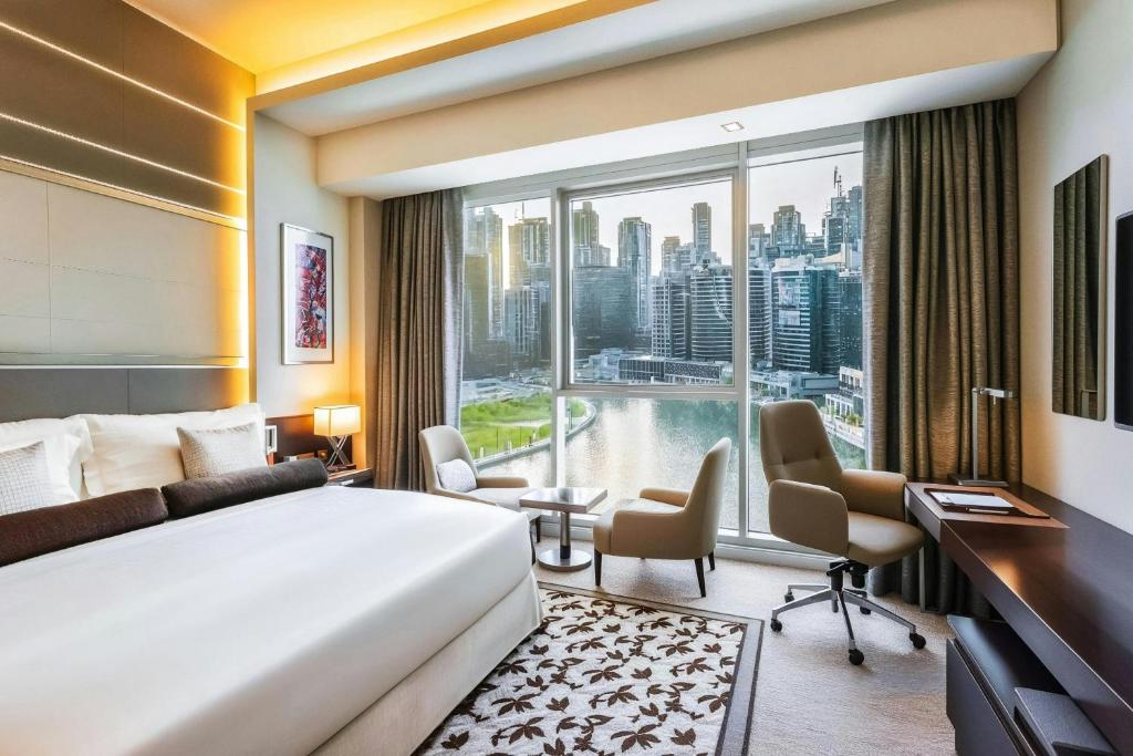 Postel nebo postele na pokoji v ubytování Renaissance Business Bay Hotel, Dubai