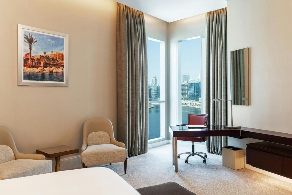 Postel nebo postele na pokoji v ubytování Renaissance Business Bay Hotel, Dubai
