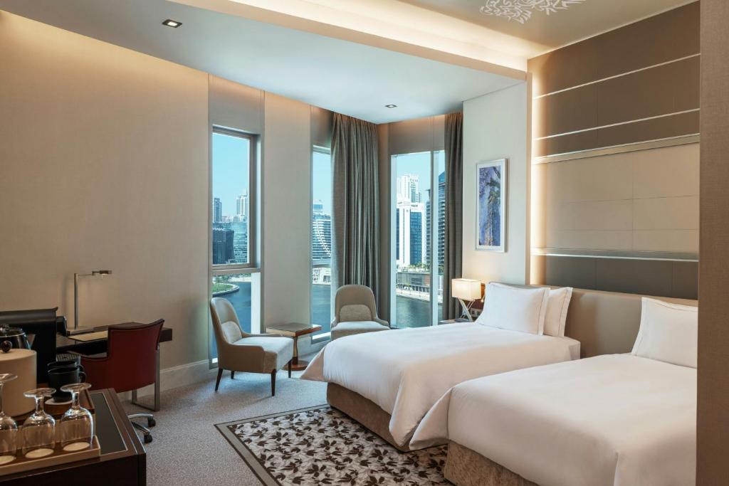 Postel nebo postele na pokoji v ubytování Renaissance Business Bay Hotel, Dubai