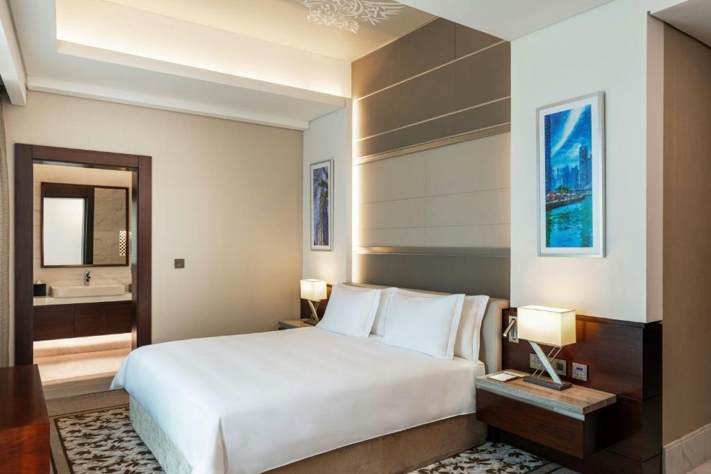 Postel nebo postele na pokoji v ubytování Renaissance Business Bay Hotel, Dubai
