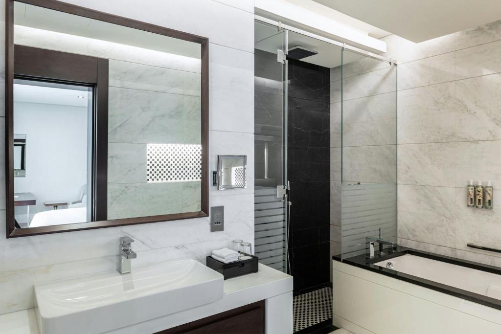 Koupelna v ubytování Renaissance Business Bay Hotel, Dubai