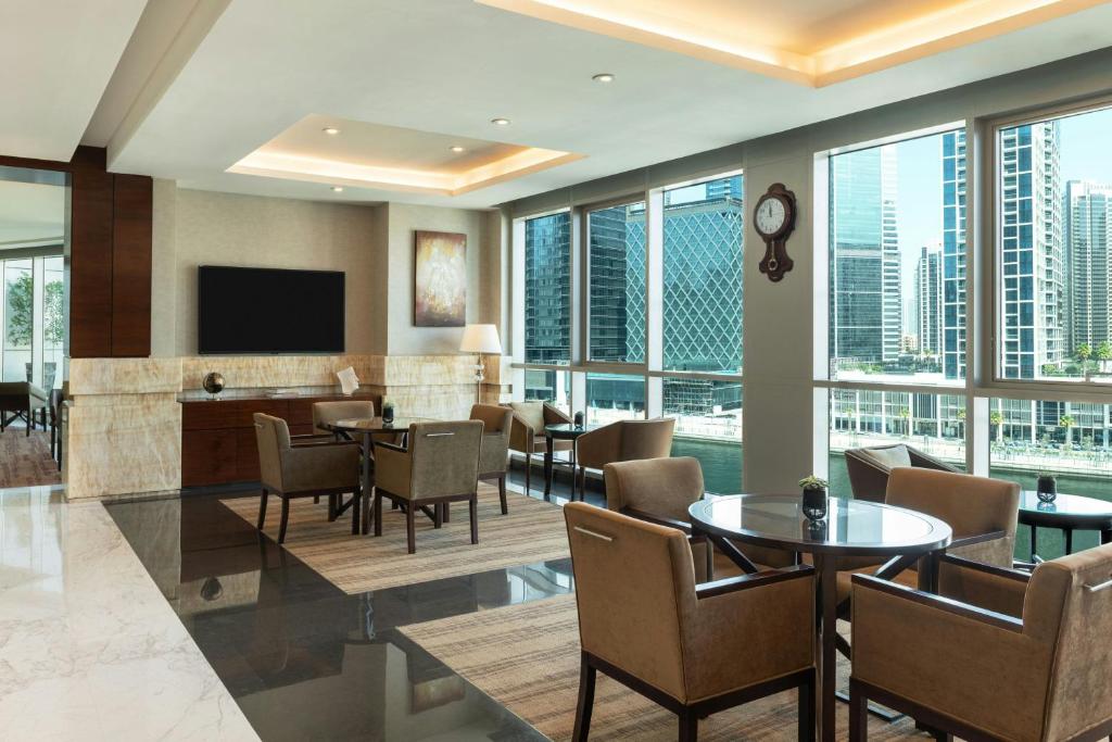TV a/nebo společenská místnost v ubytování Renaissance Business Bay Hotel, Dubai