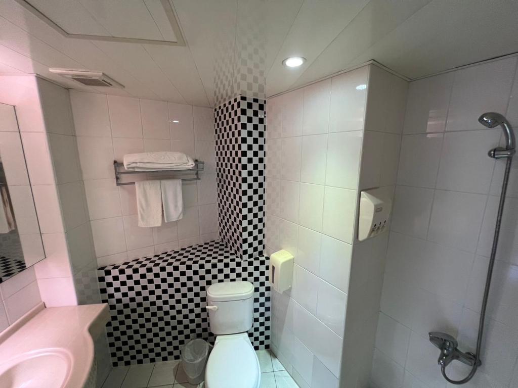Koupelna v ubytování Bitan Hotel
