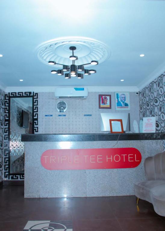 Certifikát, hodnocení, plakát nebo jiný dokument vystavený v ubytování Triple Tee Hotel