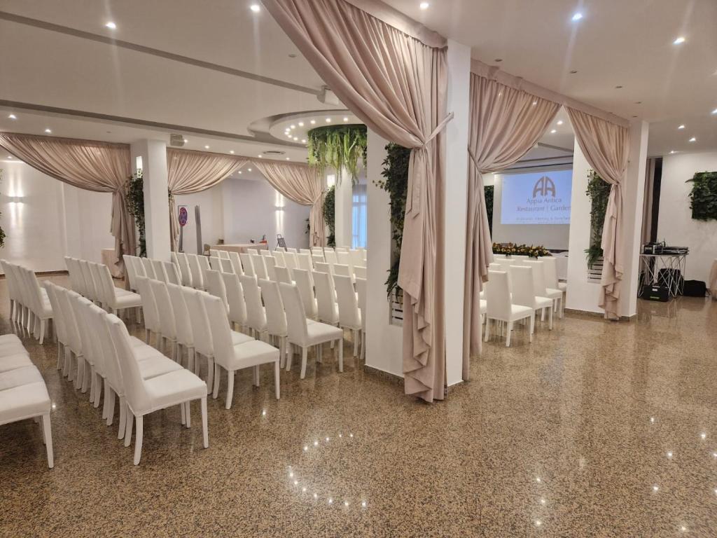 TV a/nebo společenská místnost v ubytování Appia Antica Hotel