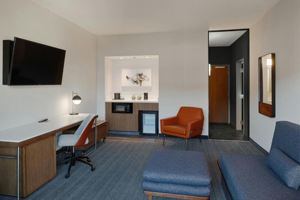 Courtyard Dayton South Mall - Suite King De Un Dormitorio Con Sofá Cama