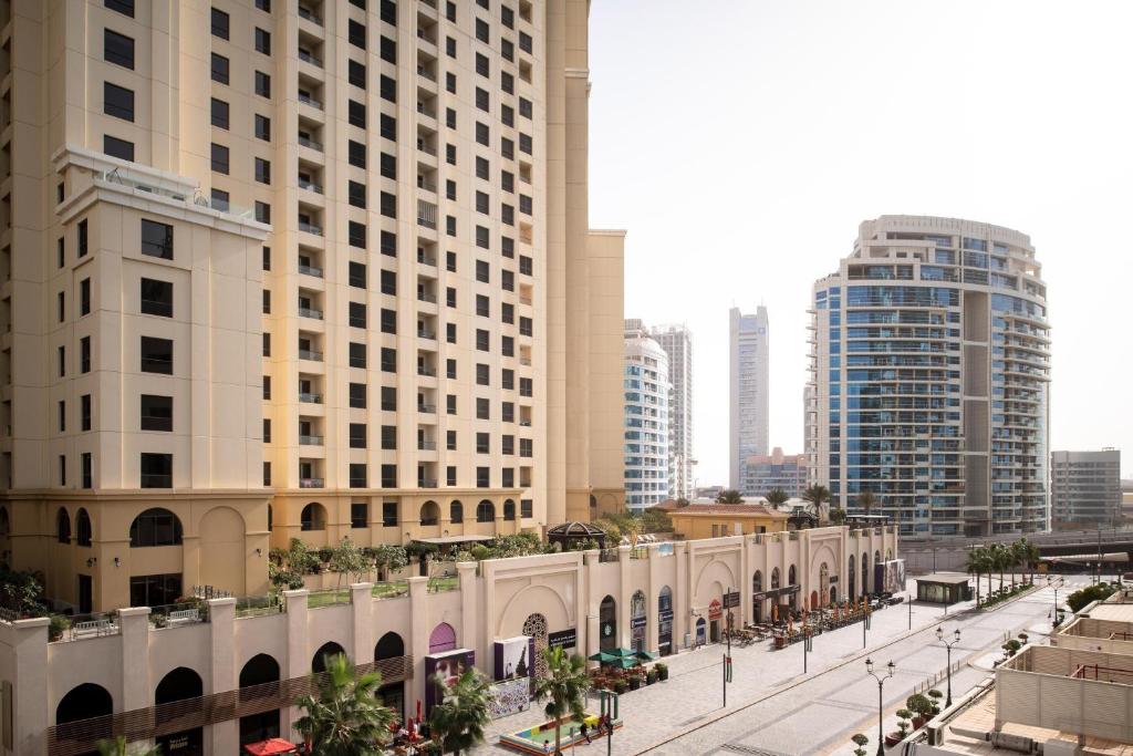 Nespecifikovaný výhled na destinaci Dubaj nebo výhled na město při pohledu z rezortu