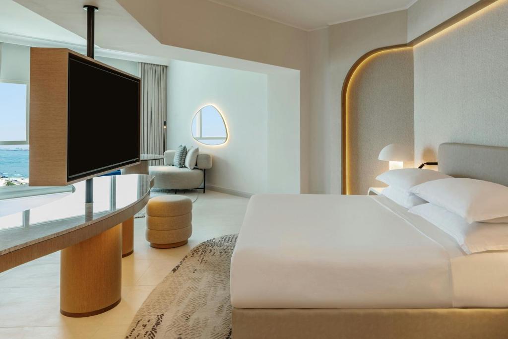 Postel nebo postele na pokoji v ubytování Sheraton Jumeirah Beach Resort