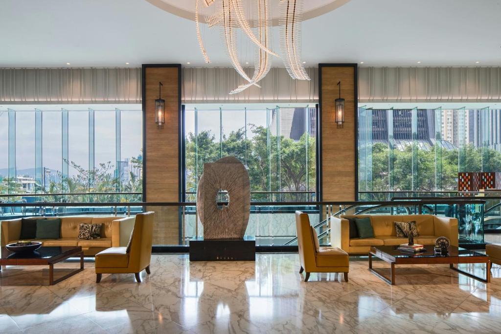 Część wypoczynkowa w obiekcie Renaissance Hong Kong Harbour View Hotel