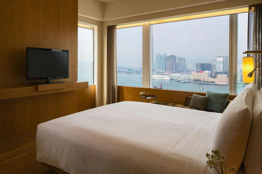 Łóżko lub łóżka w pokoju w obiekcie Renaissance Hong Kong Harbour View Hotel