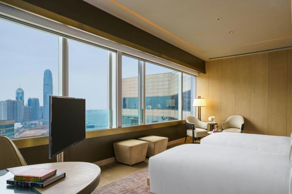Łóżko lub łóżka w pokoju w obiekcie Renaissance Hong Kong Harbour View Hotel