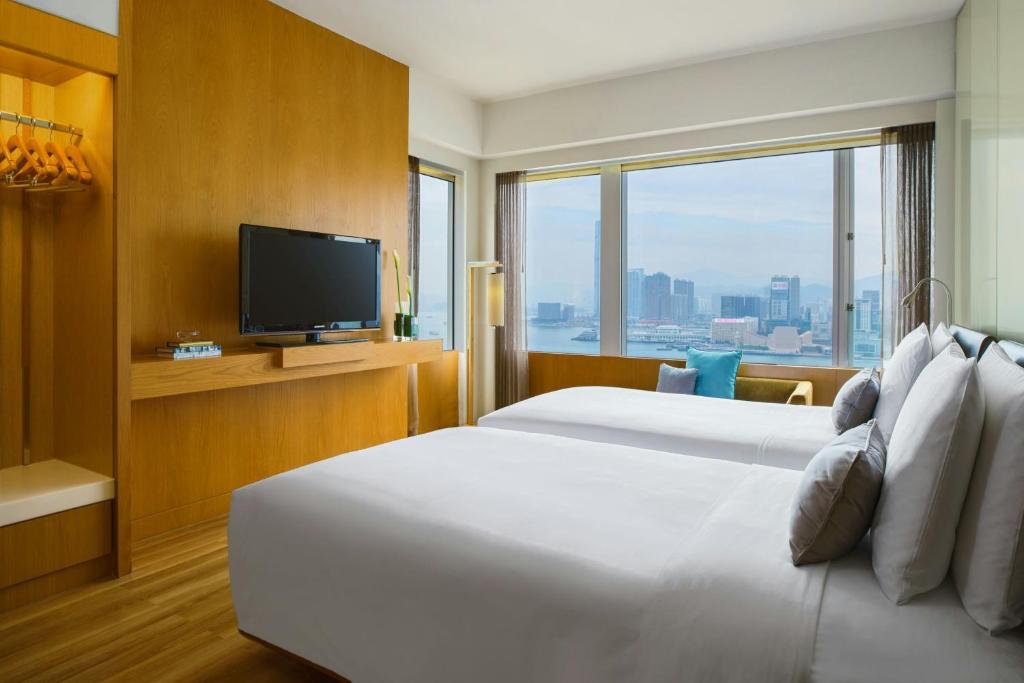 Łóżko lub łóżka w pokoju w obiekcie Renaissance Hong Kong Harbour View Hotel
