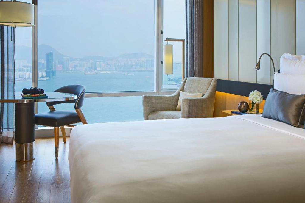 Łóżko lub łóżka w pokoju w obiekcie Renaissance Hong Kong Harbour View Hotel