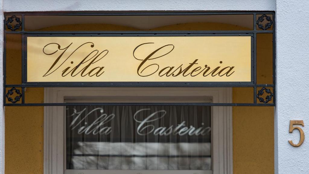 ein Schild über einem Fenster eines Ladens in der Unterkunft Villa Casteria in Misdroy