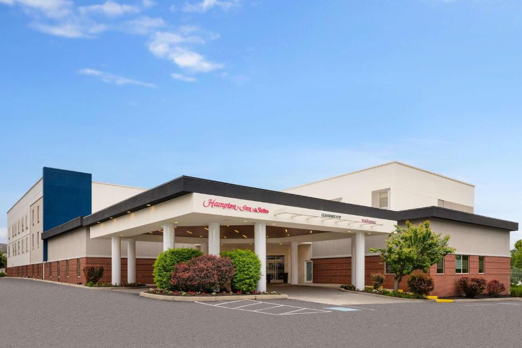 un gran edificio blanco con un centro comercial en Hampton Inn &amp; Suites Hershey, en Hershey